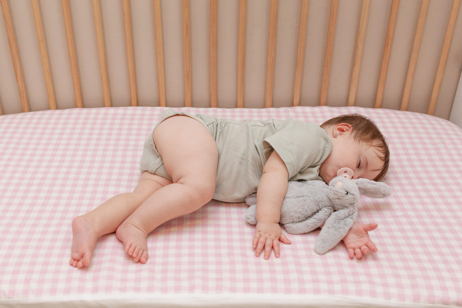 baby slaap met verkoelend hoeslaken - roze